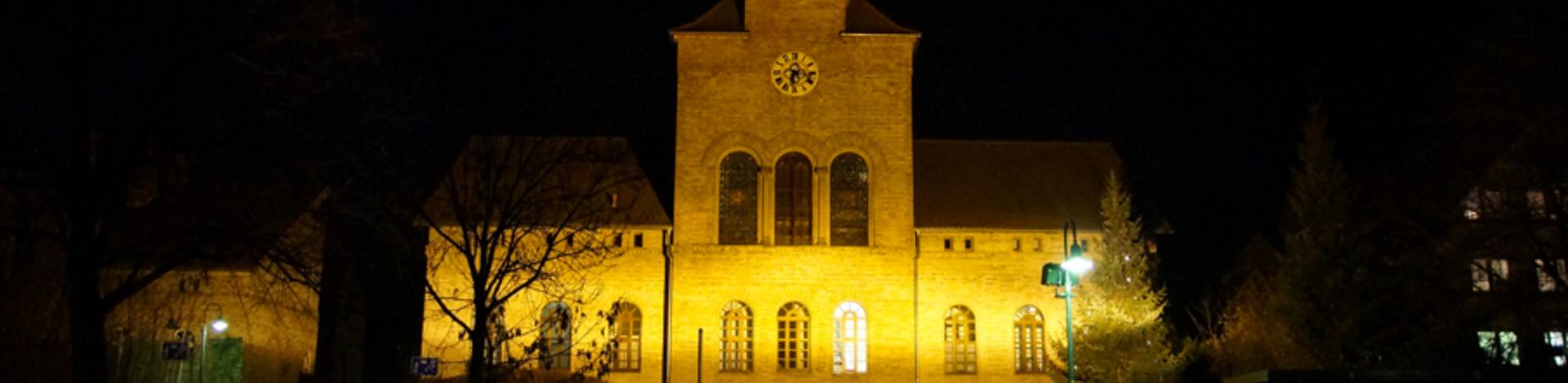 bei nacht verwaltungsgebäude schulstraße und beetsaal salzmünde