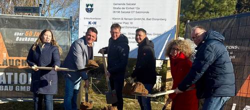 Bianka Wittenbecher (v.l) und Markus Hänsel (beide WAZV) haben gemeinsam mit Carsten Kowalsky und Riccardo Weber (MST Laucha) sowie Bürgermeisterin Ina Zimmermann und Ortsbürgermeister Michael Scheffler den symbolischen Spatenstich gesetzt