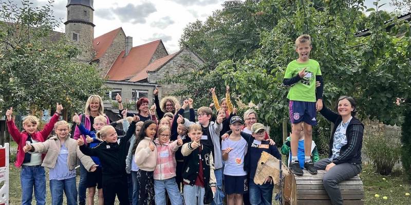 : Die Grundschüler um Klassenleiterin Katalin Pohl aus Wettin starteten heute in das 16. Projektjahr von "Natur zum Anfassen" in Sachsen-Anhalt. Jana Toth (Naturwerkstatt Schochwitz/ Bereich Umweltbildung/rechts auf Holzpferd) führte die Klasse durch den Projekttag. Im Vordergrund standen die sozialen Verbände. Das Projekt eröffneten die Bürgermeisterin von Salzatal, Ina Zimmermann, sowie Mandy Frohberg, Projektleiterin Natur zum Anfassen von enviaM und MITGAS (beide im Hintergrund stehend v.r.n.l).