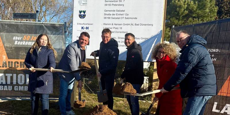 Bianka Wittenbecher (v.l) und Markus Hänsel (beide WAZV) haben gemeinsam mit Carsten Kowalsky und Riccardo Weber (MST Laucha) sowie Bürgermeisterin Ina Zimmermann und Ortsbürgermeister Michael Scheffler den symbolischen Spatenstich gesetzt